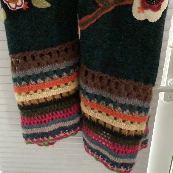 Beautiful Embroidered Sweater. - Picture 5 of 10